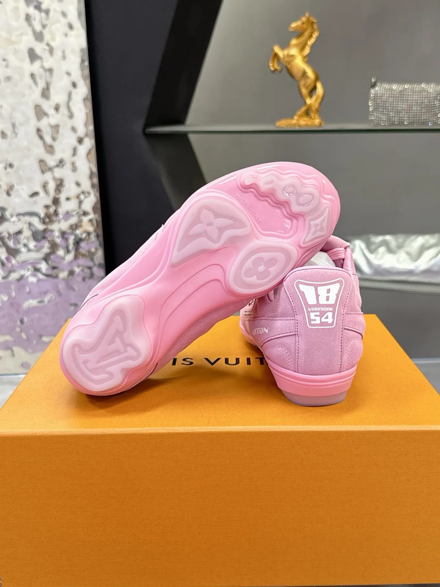Factory price: 700💰 2025 new LV sneakers for couples, 🔥🔥🔥You will look fashionable when you wear them ❤️ LV football shoe series 💗 This Footprint Soccer sneaker was unveiled in the 2025 spring and summer series fashion show. It is the first sneaker designed by Pharrell Williams inspired by football shoes. The shoes are inspired by football, a sport that spans generations and cultures💎, echoing the theme of unity and universal participation in the 2025 spring and summer series fashion show. The shoe is known for its sleek design, with the dynamic IV Initials logo embellished on the side, the Lvers United emblem inspired by the football team on the tongue, and the sole patterned rubber sole decorated with multiple Louis Vuitton logos. Stylish and casual wear, a trend-setter in the fashion industry. Made of imported cowhide with full craftsmanship💓 Number of sizes (women’s 35-41, women’s 41 customized) (men’s 39-46, 45-46 customized)